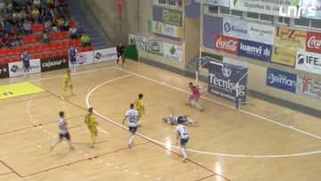 Bestialidad en el fútbol sala: sienta a cuatro y marca como si nada