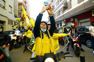 As赤 recibieron los seguidores al Villarreal a su llegada al estadio.