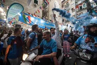 Aficionados del S. S. C. Napoli celebran por las calles de Nápoles la consecución del título de liga. De esta forma el conjunto italiano se proclamó campeón de la Serie A por cuarta vez en su historia.