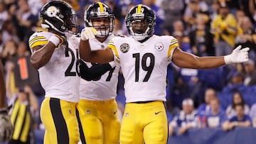 INDIANAPOLIS, IN - NOVEMBER 12: JuJu Smith-Schuster #19 of the Pittsburgh Steelers celebrates after a touchdown against the Indianapolis Colts during the second half at Lucas Oil Stadium on November 12, 2017 in Indianapolis, Indiana. Joe Robbins/Getty Images/AFP
== FOR NEWSPAPERS, INTERNET, TELCOS & TELEVISION USE ONLY ==