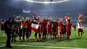 MADRID, SPAIN - JUNE 01: The Liverpool players celebrate victory with the UEFA Champions League Trophy towards their fans following victory in the UEFA Champions League Final between Tottenham Hotspur and Liverpool at Estadio Wanda Metropolitano on June 0