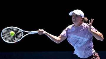 Iga Swiatek, durante un entrenamiento en Melbourne Park.