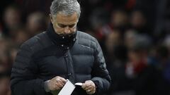 Jos&eacute; Mourinho con su bloc de notas.