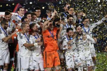 Los jugadores del Real Madrid celebran la victoria después de ganar el partido de la final de el Mundial de Clubes de la FIFA ante el San Lorenzo de Almagro en el estadio de Marrakech