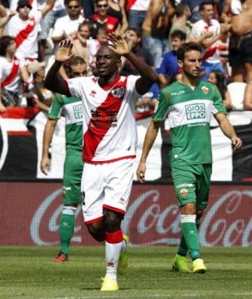 El delantero francés del Rayo Vallecano, Gaël Kakuta (i), celebra su gol marcado al Elche, durante el partido de la tercera jornada de Liga de Primera División