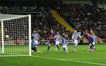 2-1. Lamine Yamal, que entraba al campo un minuto antes, se va de Sergio Gómez y cuelga un balón perfecto para el cabezazo de Robert Lewandowski y anotar.