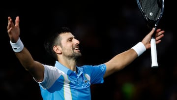 Novak Djokovic celebra su triunfo contra Andrey Rublev en el Paris Masters.