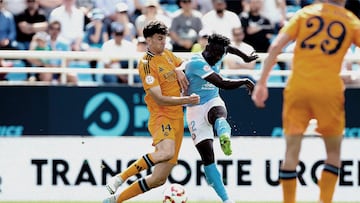 Jacobo Ramón pugna con Mo Dauda durante el Ibiza-Castilla.