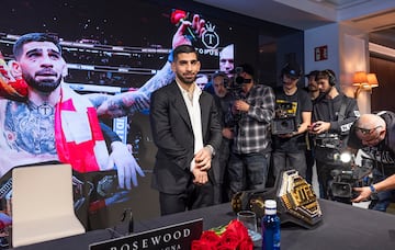 Ilia Topuria muestra el cinturón de campeón de la UFC en la rueda de prensa en el Hotel Rosewood Villa Magna.