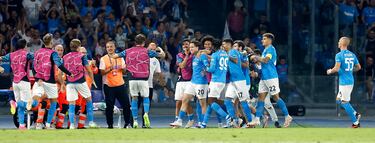 2-2. El jugador polaco, Piotr Zielinski, celebra el tanto que marca de penalti en el minuto 53 con sus compañeros de equipo.