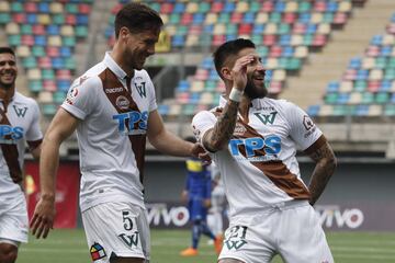 Wanderers jugó en 2018 con una camiseta blanca con una franja cruzada café. 