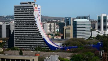 Skateboarding - Red Bull Building Drop World Record Attempt - Fernando Ferrari Administrative Center, Porto Alegre, Brazil - September 25, 2025 General view as Brazilian skateboarder Sandro Dias rides down the side of a building from 70m, breaking the world record REUTERS/Diego Vara