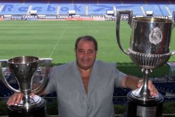 Jesús Gil con ambos trofeos.