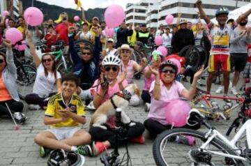 Espectadores observan la última etapa del Giro de Italia en Bogotá (Colombia) en la que Nairo Quintana, del equipo Movistar, se convirtió en el primer colombiano en ganar el Giro. Además del título y la camiseta de jóvenes de Quintana, los colombiano Rigoberto Urán (Omega Pharma), subcampeón, y Julián Arredondo (Trek), rey de la montaña.