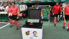 La tecnolog&iacute;a VAR, preparada para ser utilizada durante un amistoso entre el Racing de Santander y el Deportivo Alav&eacute;s.
 
