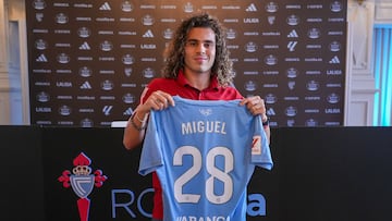 El extremo canterano Miguel Rodríguez posa con una camiseta del Celta que luce el dorsal 28, el año de conclusión de su nuevo contrato con el club vigués.