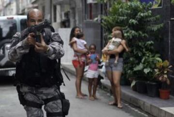 Brasil desplegará tropas federales en Río de Janeiro para ayudar a sofocar una oleada de crímenes violentos tras los ataques de narcotraficantes contra los puestos policiales en tres barrios marginales en el lado norte de la ciudad. A menos de tres meses del Mundial en el que Río acogerá a decenas de miles de aficionados al fútbol. Los ataques han lanzado nuevas dudas sobre los esfuerzos del gobierno para expulsar a las pandillas de los barrios pobres.