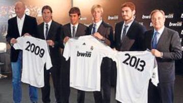 <b>RENOVACIÓN. </b>Ramos, Raúl, Guti e Iker, junto a Florentino Pérez, en el acto de renovación con Bwin.