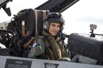 El piloto de Suzuki Maverick Viñales saluda tras aterrizar el avión de combate F-18 de la Base Aérea de Zaragoza, con el que ha pasado del asfalto del circuito de MotorLand, donde competirá el próximo domingo en MotoGP, al cielo de Aragón. Viñales, cuyo nombre, Maverick, se debe al fervor que sentía su padre, Ángel, por el protagonista de la película "Top Gun" que protagonizaba Tom Cruise, y en el que interpretaba el papel de un piloto de combate, ha logrado hoy hacer realidad otra de sus pasiones al subirse a un caza del ejército español.