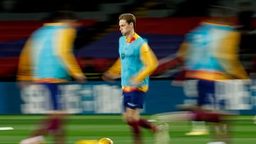 De Jong, en el calentamiento del partido ante el Granada.