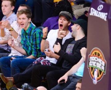 Ryan Kwanten (con gorra), fue otro de los actores presentes en el Staples.