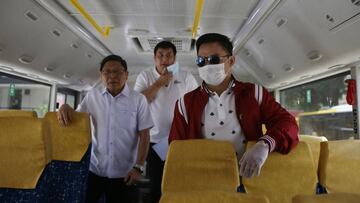 Manny Pacquiao junto con dos autoridades locales en Manila.