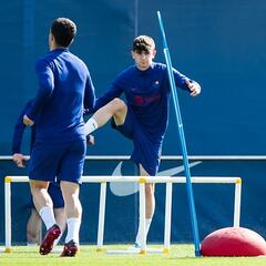 La quinta de Gavi crece: Xavi mira a Aleix Garrido