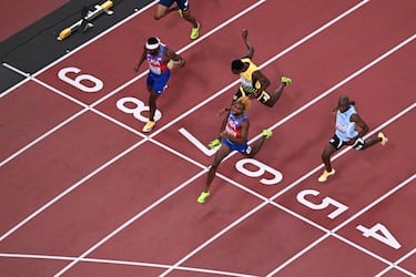El atleta estadounidense Noah Lyles (2.º por la derecha) cruza la línea de meta por delante del atleta estadounidense Kenneth Bednarek (izq.), el atleta jamaiquino Bryan Levell y el atleta botsuano Letsile Tebogo (der.) para ganar la final masculina de 200 metros durante el Campeonato Mundial de Atletismo en Tokio. 