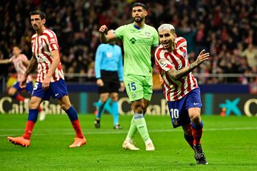 El jugador del Atlético de Madrid, Ángel Correa, celebra el 1-0 en el campo antes de que Mateu Lahoz anulara el gol por fuera de juego. 