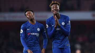 Callum Hudson-Odoi y Tammy Abraham, jugadores del Chelsea, se lamentan por una ocasi&oacute;n fallada durante un partido de Premier League.