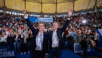 El presidente del Partido Popular, Alberto Núñez Feijóo (i) y el candidato del Partido Popular de Galicia (PPdeG) a la Presidencia de la Xunta, Alfonso Rueda (d), durante un acto de campaña del PP, en la Plaza de Toros, a 3 de febrero de 2024, en Pontevedra, Galicia (España). El Partido Popular ha celebrado este mitin de cara a las próximas elecciones gallegas del 18 de febrero.
03 FEBRERO 2024;MITIN;CAMPAÑA;ELECCIONES GALLEGAS;18F;PARTIDO POPULAR;MAYORÍA;VOTOS;
Beatriz Ciscar / Europa Press
03/02/2024