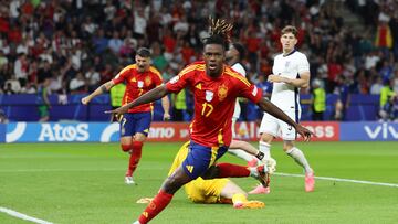 1-0. El delantero del Athletic Club celebra el primer gol de la selección española.