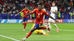 1-0. El delantero del Athletic Club celebra el primer gol de la selección española.