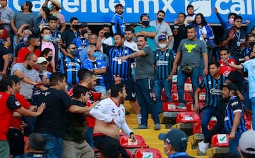 Hinchas de Querétaro y Atlas durante los acontecimientos del 5 de marzo del 2022.