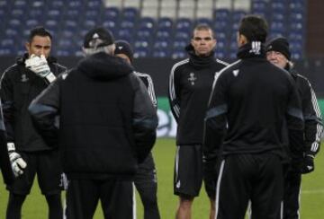 Entrenamiento del Real Madrid en Gelsenkirchen, Pepe.