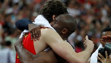 Kobe Bryant abraza a Pau Gasol tras la final de los Juegos Olímpicos de 2012.