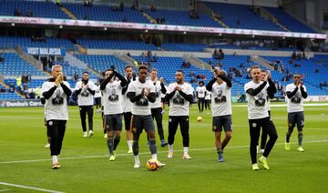 Los seguidores y la plantilla del Leicester han realizado un sentido homenaje a Vichai Srivaddhanaprabha antes del partido ante el Cardiff City.