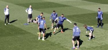 Gran ambiente entre los jugadores del Real Madrid durante el entrenamiento.