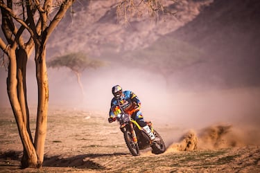  El joven español Edgar Canet (Red Bull KTM) ha ganado la primera etapa del Dakar 2026, disputada en Yanbu (Arabia Saudí). Canet domina la general con un tiempo total de 3h27:42. 