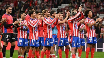 Los jugadores del Atlético festejan con los seguidores del fondo más animoso del Cívitas Metropolitano el punto conseguido ante el Real Madrid.