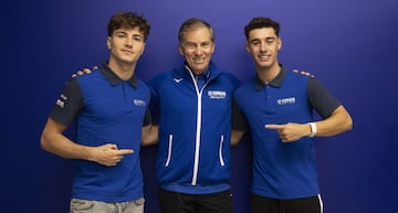 Lin Jarvis, team principal de Yamaha, posa junto a los pilotos Izan Guevara (izquierda) y Tony Arbolino (derecha).