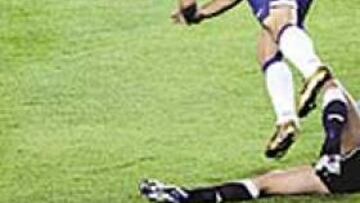<b>PRIMER PENALTI</b>. Heinze le traba con todo