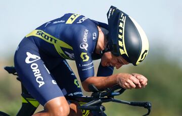 El ciclista colombiano del equipo Orica, Esteban Cháves, durante la contrarreloj individual.