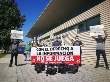 Fotógrafos y cámaras de televisión en las puertas de la Ciudad Deportiva del Racing de Santander