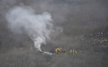 Bomberos en el lugar del accidente aéreo en Calabasas.