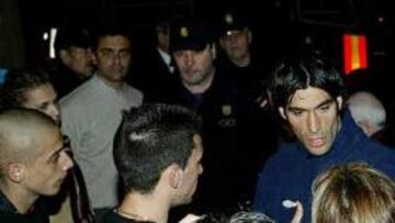 <b>MALAGA-BETIS. </b>Fernando Sanz habla con los ultras tras los incidentes entre Wanchope y los aficionados.