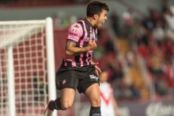 El chileno fue uno de los más decisivos del Apertura 2016. Llegó tras el ascenso y anotó 10 goles y repartió tres asistencias en su primera campaña con Necaxa. Fue titular y ganador de la Copa América Centenario con Chile en 2016.