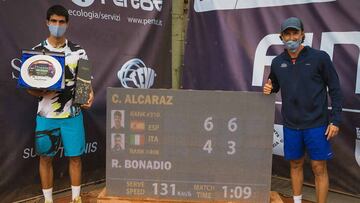 Alcaraz luce trofeo en Trieste junto a Juan Carlos Ferrero. 