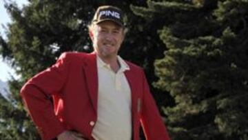 <b>ABRAZADO. </b>Jiménez con el trofeo de campeón del Masters Europeo.