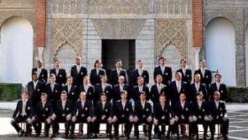 <b>FOTO OFICIAL. </b>Los sevillistas se refugiaron en el Patio de la Montería para hacerse la foto de la temporada 2008-09.